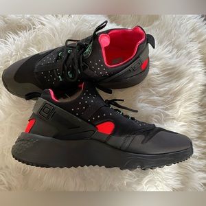 Nike Men’s Air Huarache Utility PRM ‘Hologram’ Sneakers. Size 11.5.